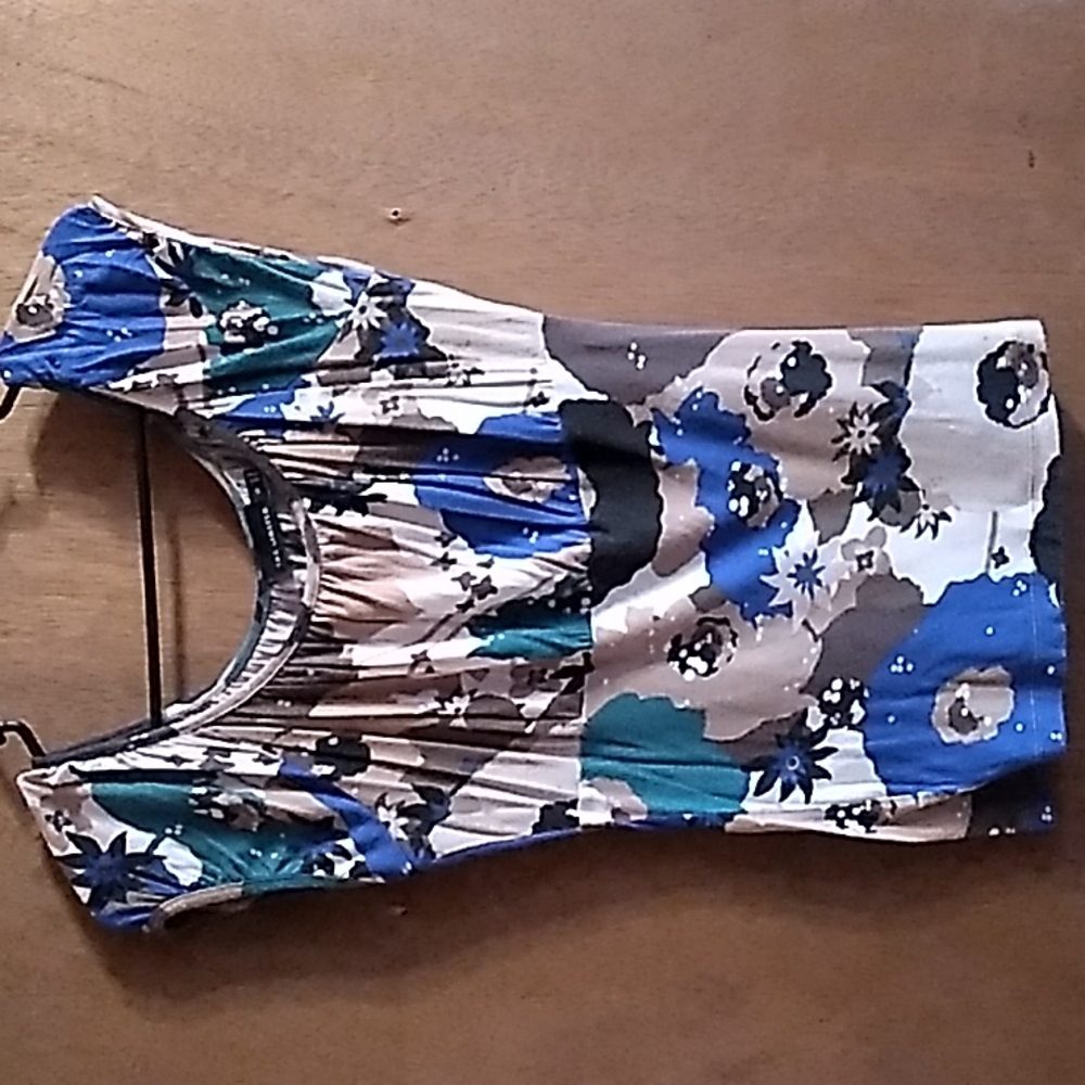 The Limited Floral Top with Cap Sleeves Medium
